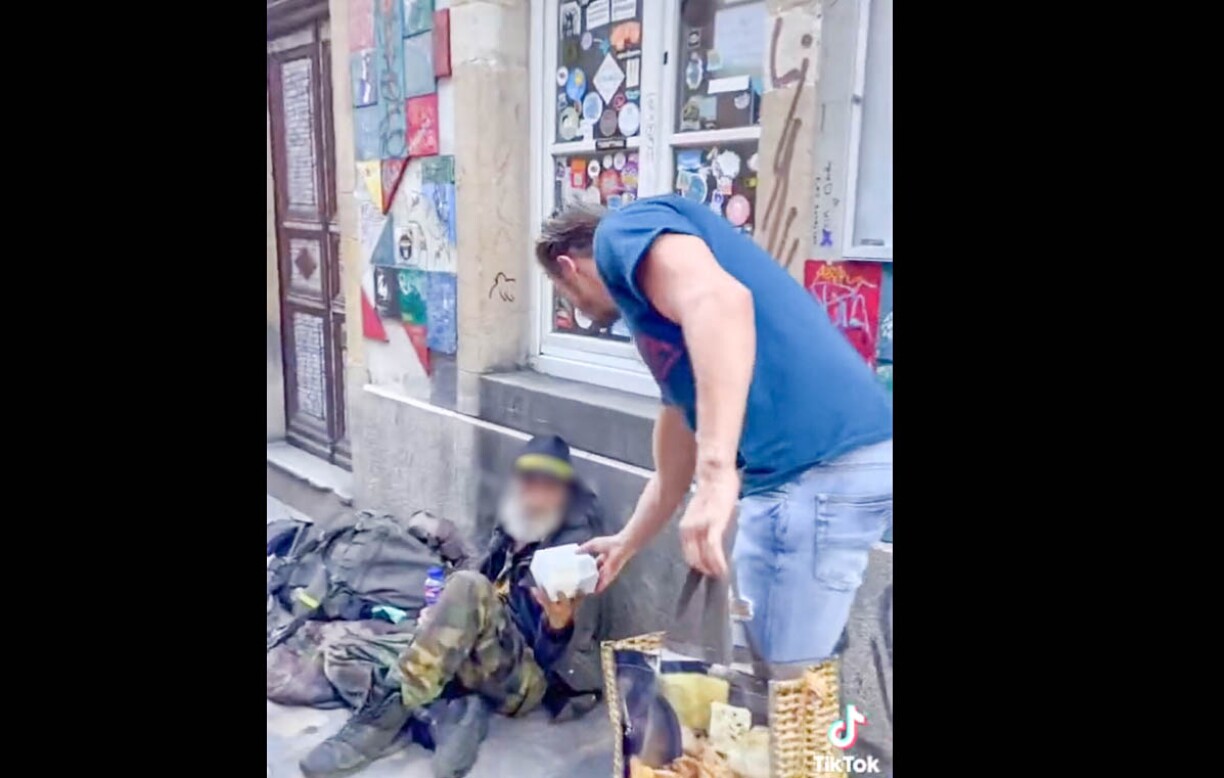 L'influenceur s'est filmé en train de distribuer de la nourriture à des nécessiteux à Luxembourg. Mais était-ce vraiment désintéressé, s'interrogent de nombreux internautes...