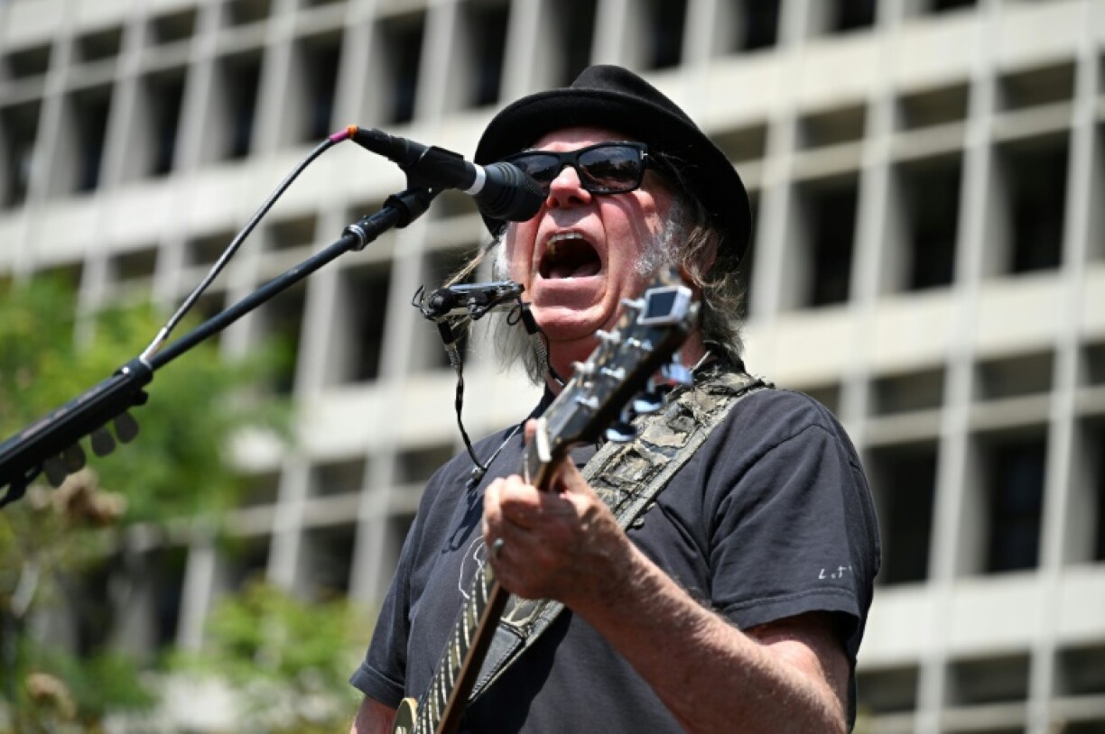 Le chanteur Neil Young lors d'un meeting de Bernie Sanders à Los Angeles, le 12 avril 2025