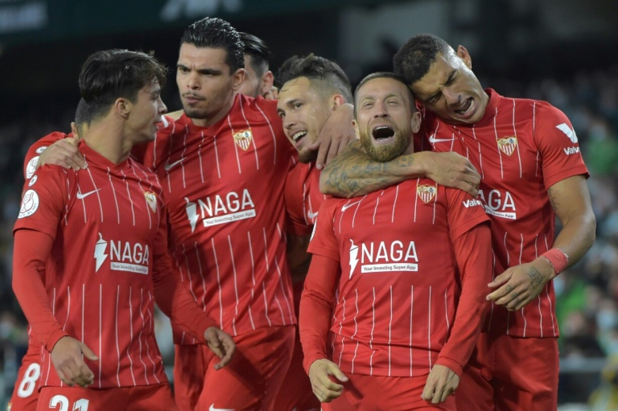 La joie de milieu de terrain argentin du FC Séville, Papu Gomez (2e d), après avoir ouvert le score, lors du derby contre le Bétis, en 8e de finale aller de la Coupe dur Roi, le 15 janvier 2022