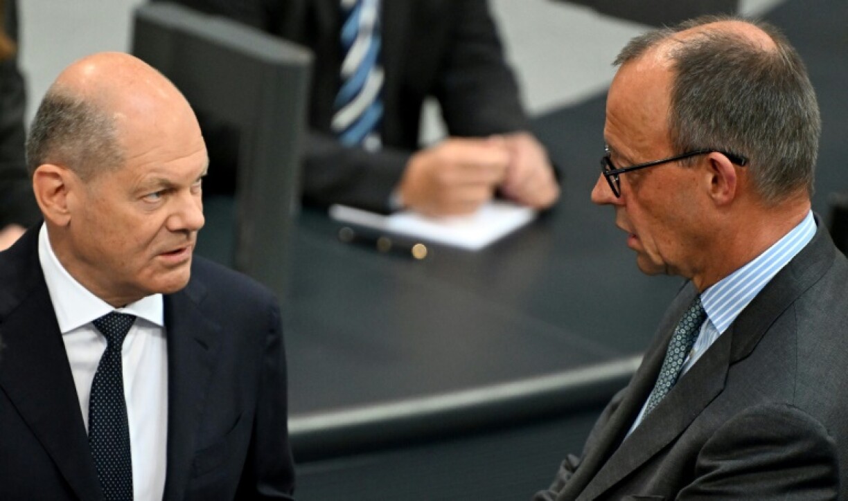 Le chancelier allemand Olaf Scholz (à gauche) et le chef de l'opposition conservatrice CDU Friedrich Merz, le 26 juin 2024 au Bundestag, à Berlin