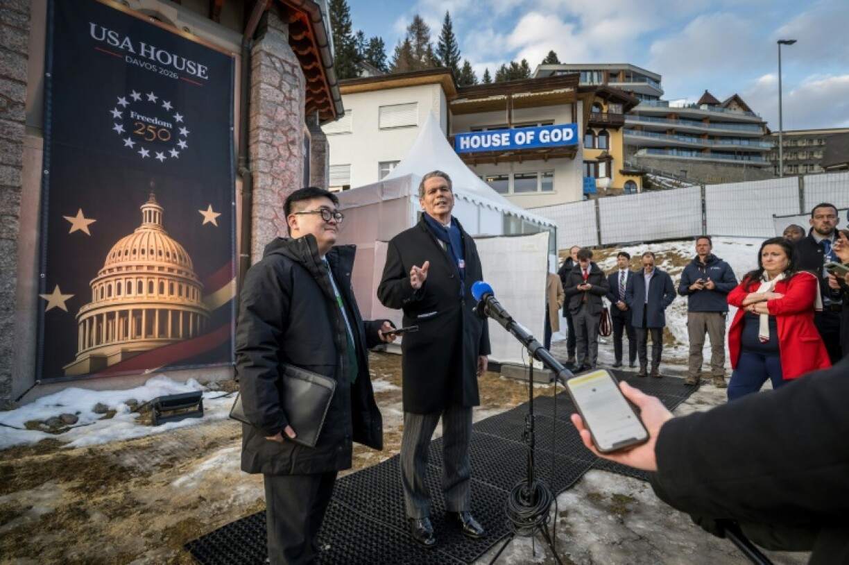 Le secrétaire américain au Trésor, Scott Bessent, s'exprime devant la Maison des Etats-Unis lors d'une conférence de presse au Forum économique mondial à Davos (Suisse), le 19 janvier 2026