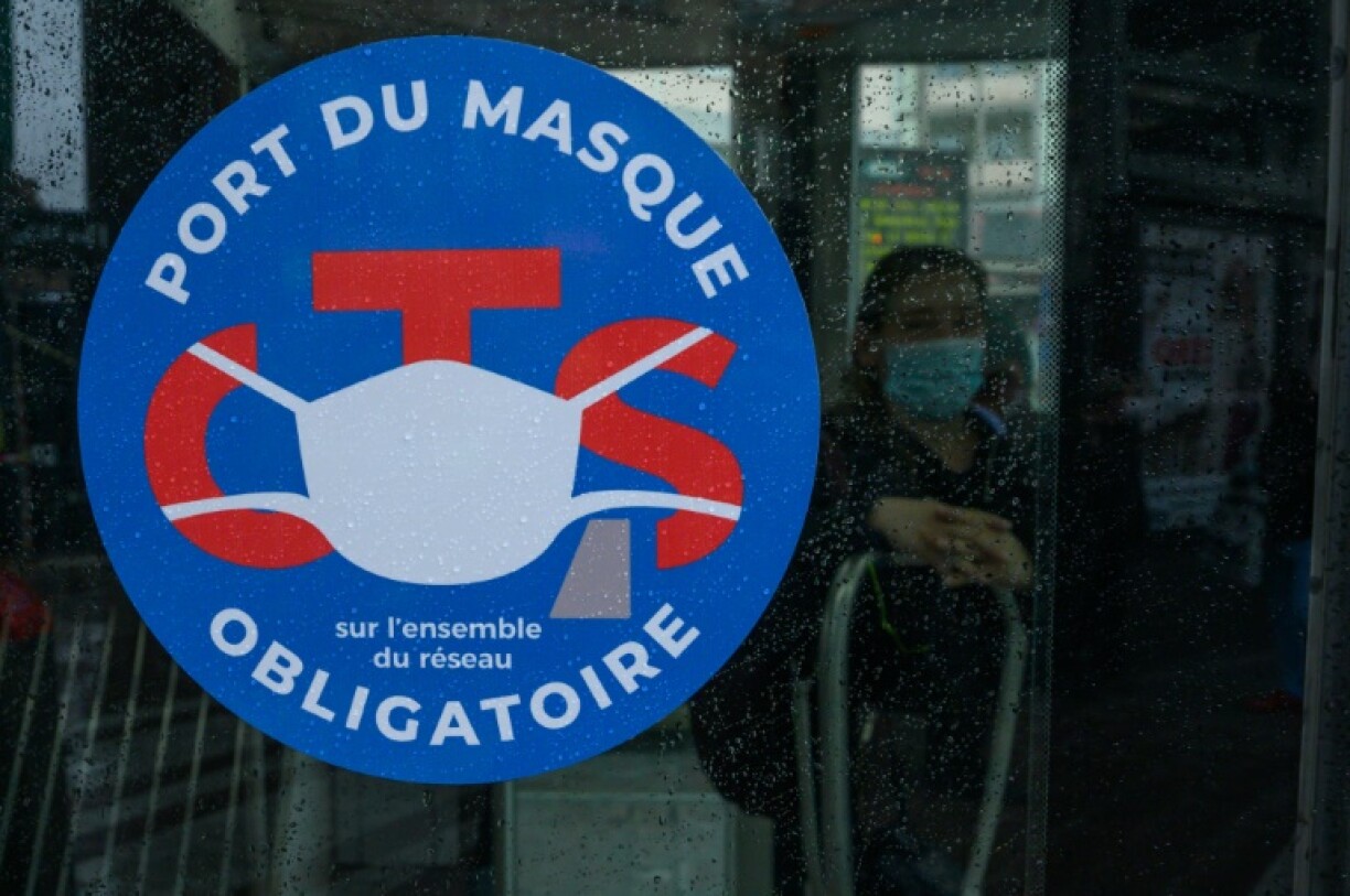 Sticker pour informer les usagers du tram à Strasbourg le 11 mai 2020 de l'obligation de porter un masque