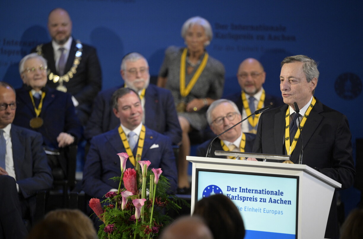 De Mario Draghi bei der Éierung mam Karlspräis. Am Hannergrond de Grand-Duc Guillaume an de Jean-Claude Juncker.