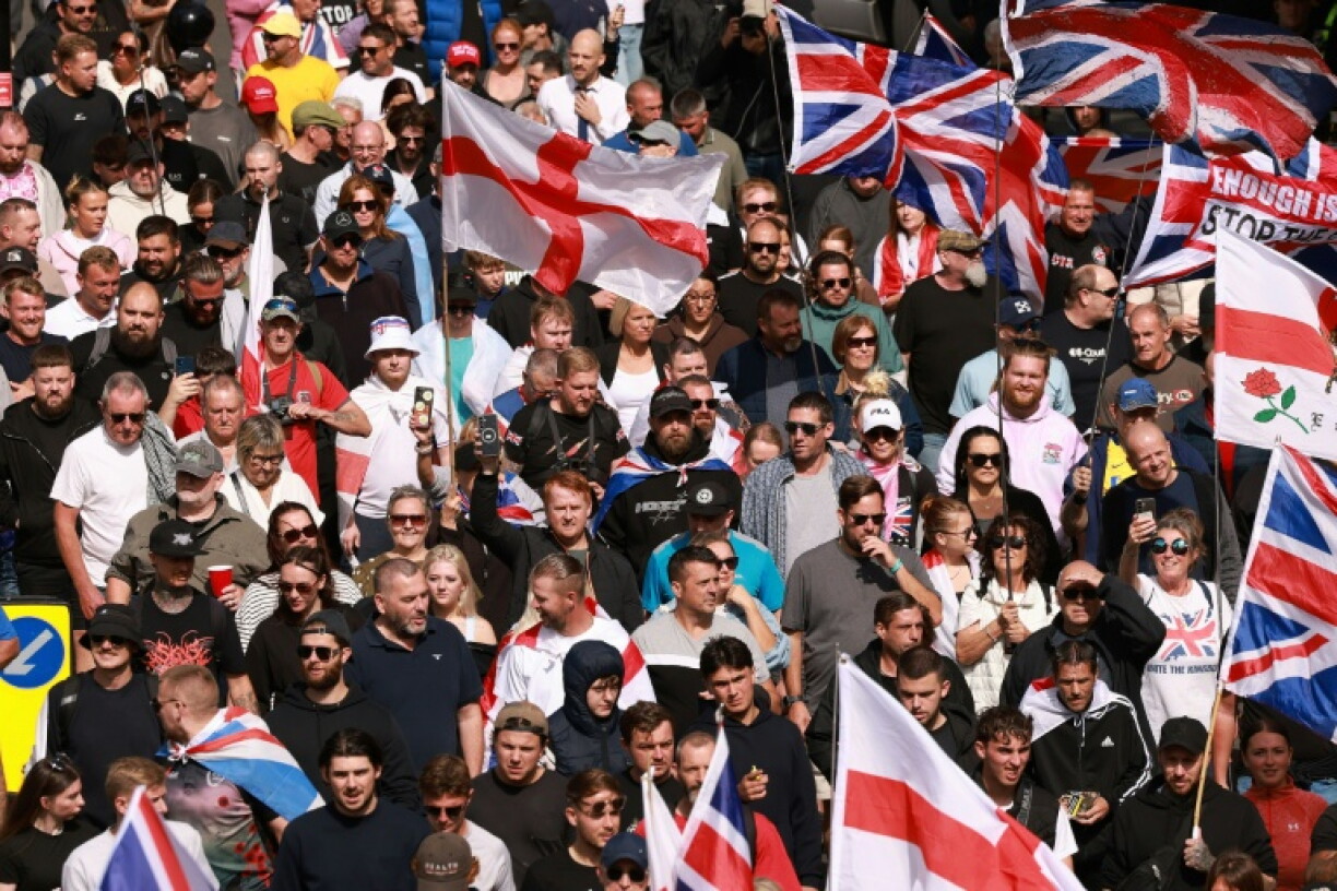 Des personnes participent à une manifestation anti-immigration et défilent dans les rues de la ville de Portsmouth, dans le sud de l’Angleterre (Royaume-Uni), le 12 septembre 2026