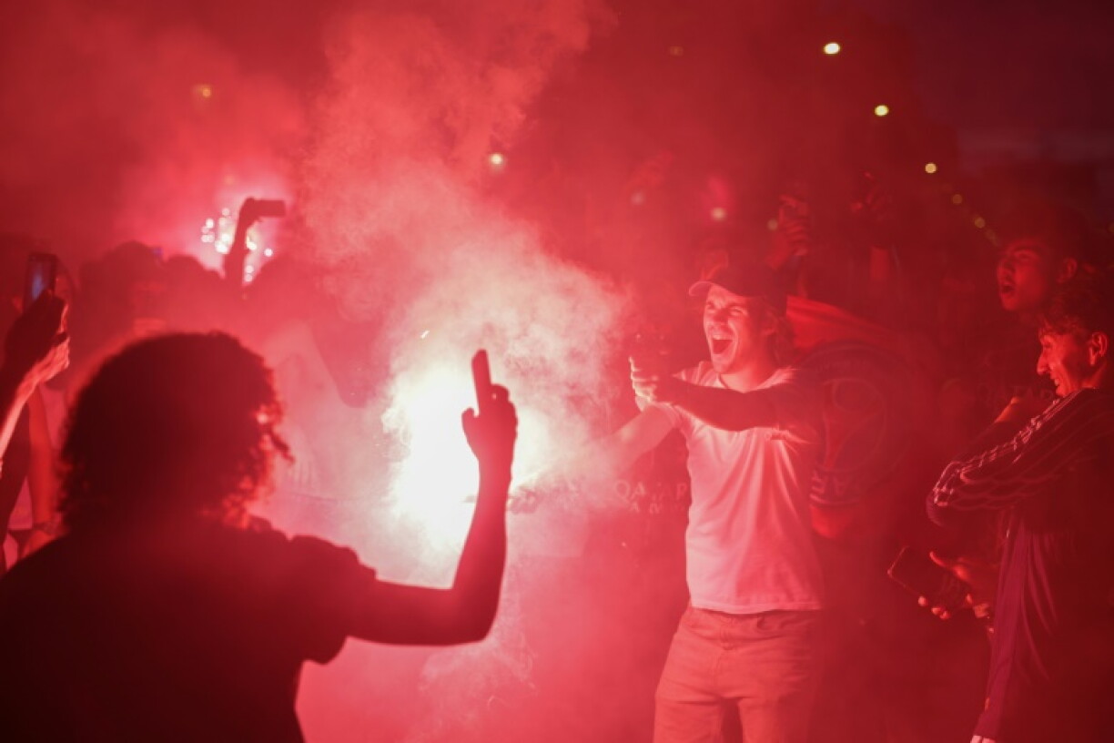 Des supporters du PSG célèbrent la victoire du club en Ligue des Champions, le 30 mai 2026 à Paris