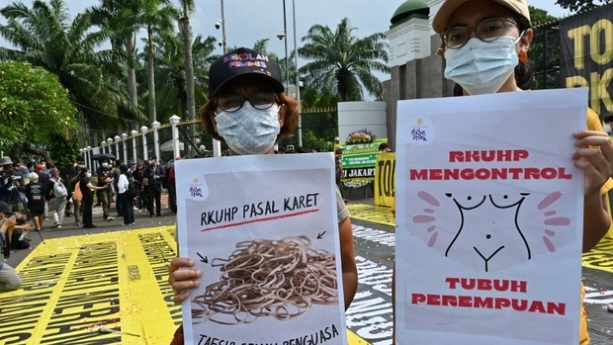 Manifestation contre une nouvelle loi punissant le sexe hors mariage devant le Parlement, le 5 décembre 2022 à Jakarta, en Indonésie