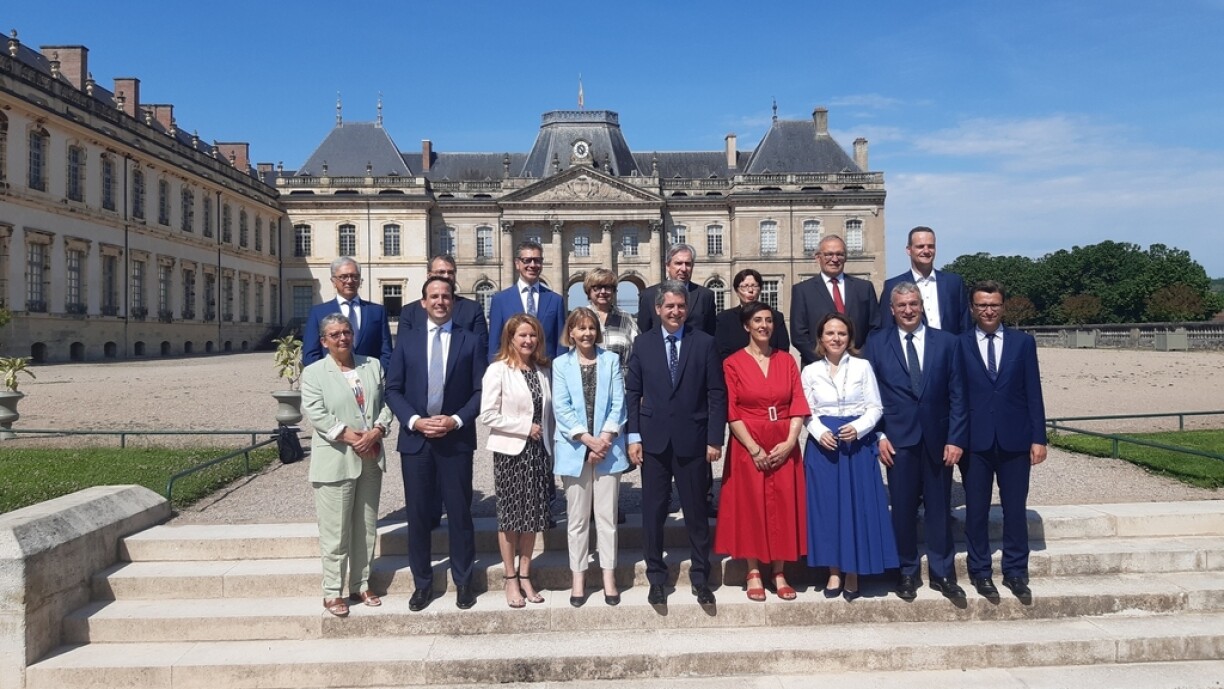 (1re rangée, de g. à dr.) Catherine Boursier ; David Lindemann, chef de la chancellerie d’État et plénipotentiaire aux affaires européennes du Land de Sarre ; Heike Raab, plénipotentiaire pour la coopération transfrontalière et européenne de la Rhénanie-Palatinat ; Josiane Chevalier, préfète de la région Grand Est ; Jean Rottner, président de la région Grand Est ; Chaynesse Khirouni, présidente du département de Meurthe-et-Moselle ; Corinne Cahen, ministre à la Grande Région ; Pierre-Yves Jeholet, ministre-président de la Fédération Wallonie-Bruxelles ; Jérôme Dumont, président du département de la Meuse --- (2è rangée, de g. à dr.) Gilbert Schuh ; Pierre-Emmanuel Focks ; Bruno Théret ; Brigitte Torloting ; Arnaud Cochet ; Odile Berteloodt ; Patrick Weiten ; Oliver Paasch