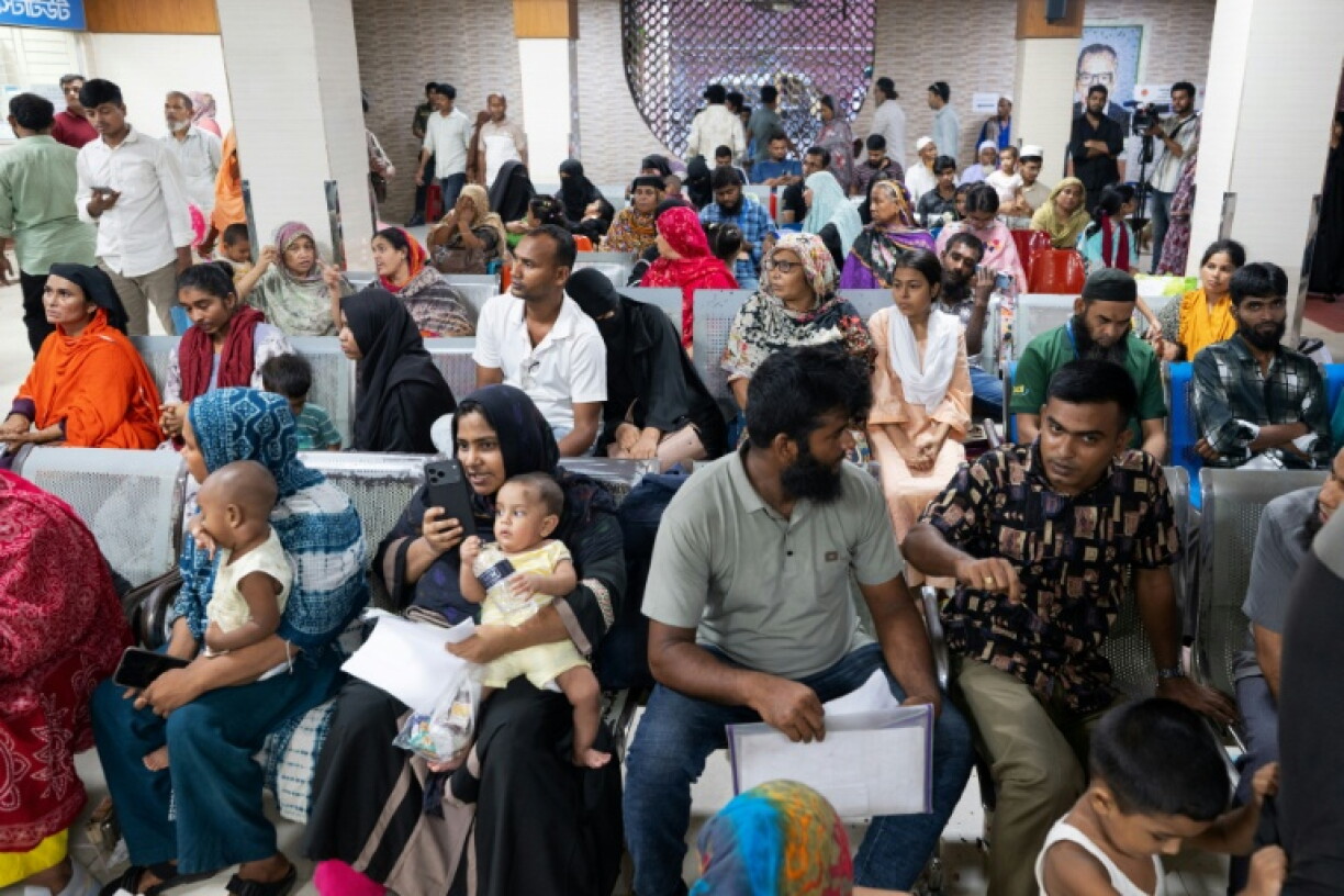 Des parents attendent avec leurs enfants à l'hôpital Shishu de recevoir un traitement contre la rougeole, le 3 septembre 2026 à Dacca, au Bangladesh