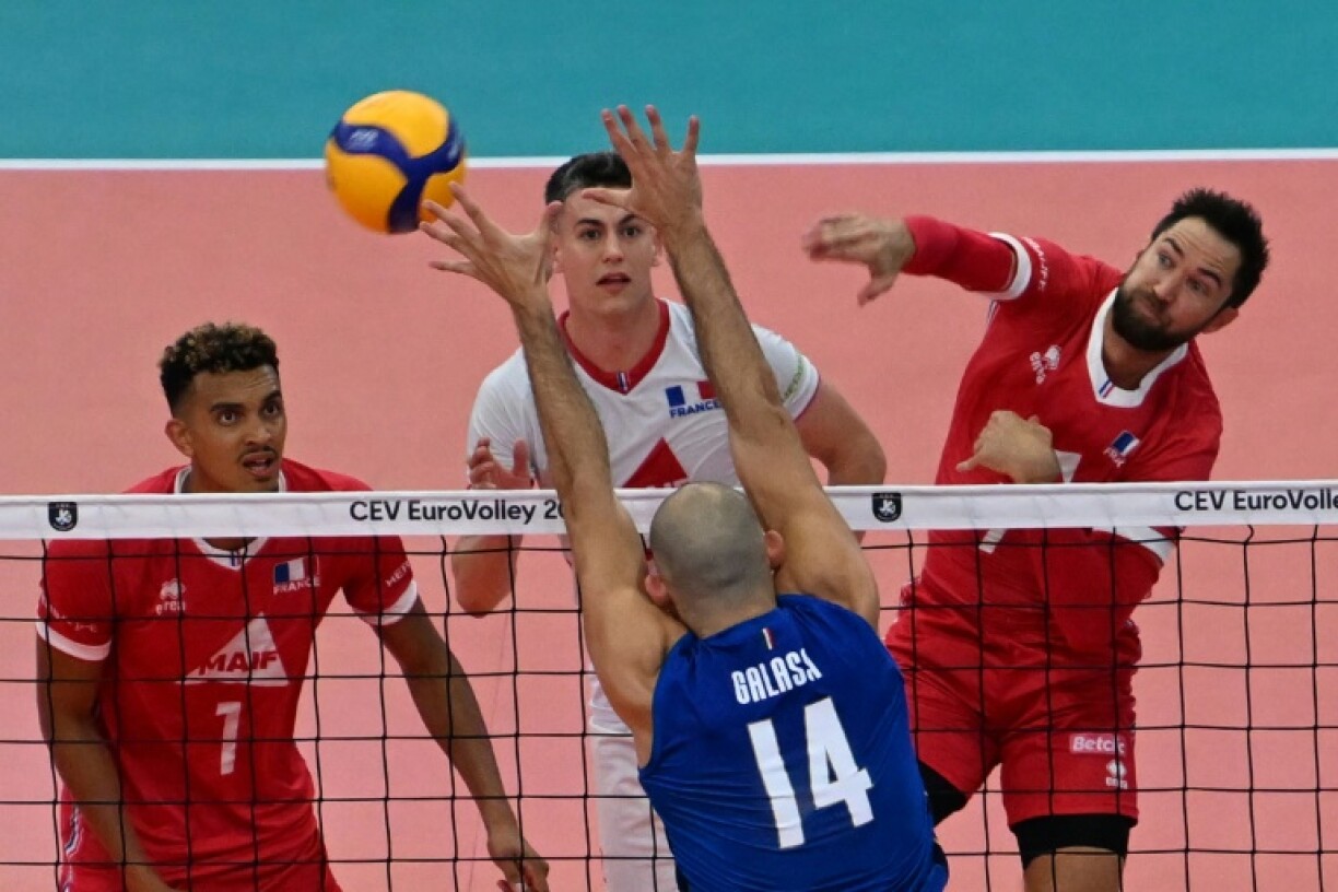 Le Français Kevin Tillie (d) smashe contre l'Italie en demi-finale de l'Euro, le 14 septembre 2023 à Rome