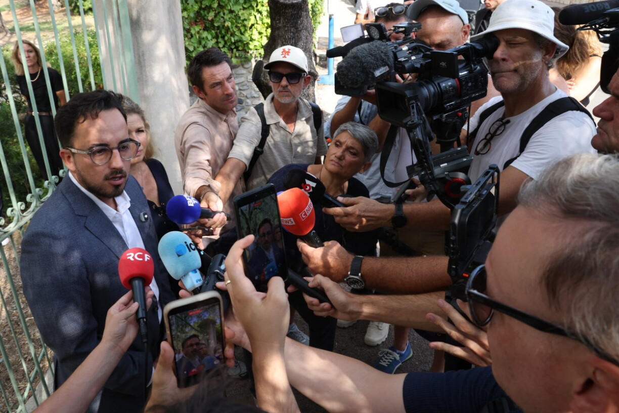 De Buergermeeschter vu Cagnes-sur-Mer Bryan Masson, beäntwert nom Abroch an de Musée den 8. September Froe vu Journalisten.
