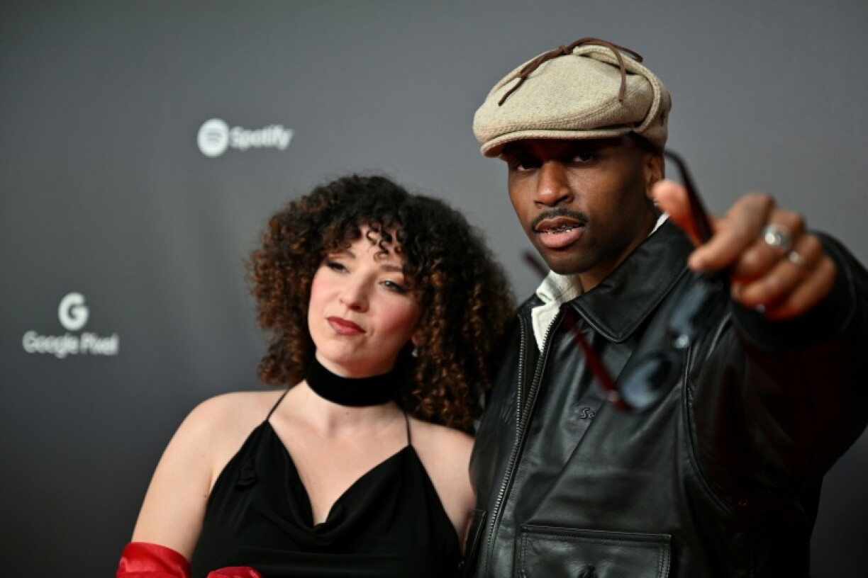 Le rappeur Moussa Magassa, alias Prince Waly, et sa femme, la chanteuse Enchantée Julia, le 11 mai 2023 à Paris