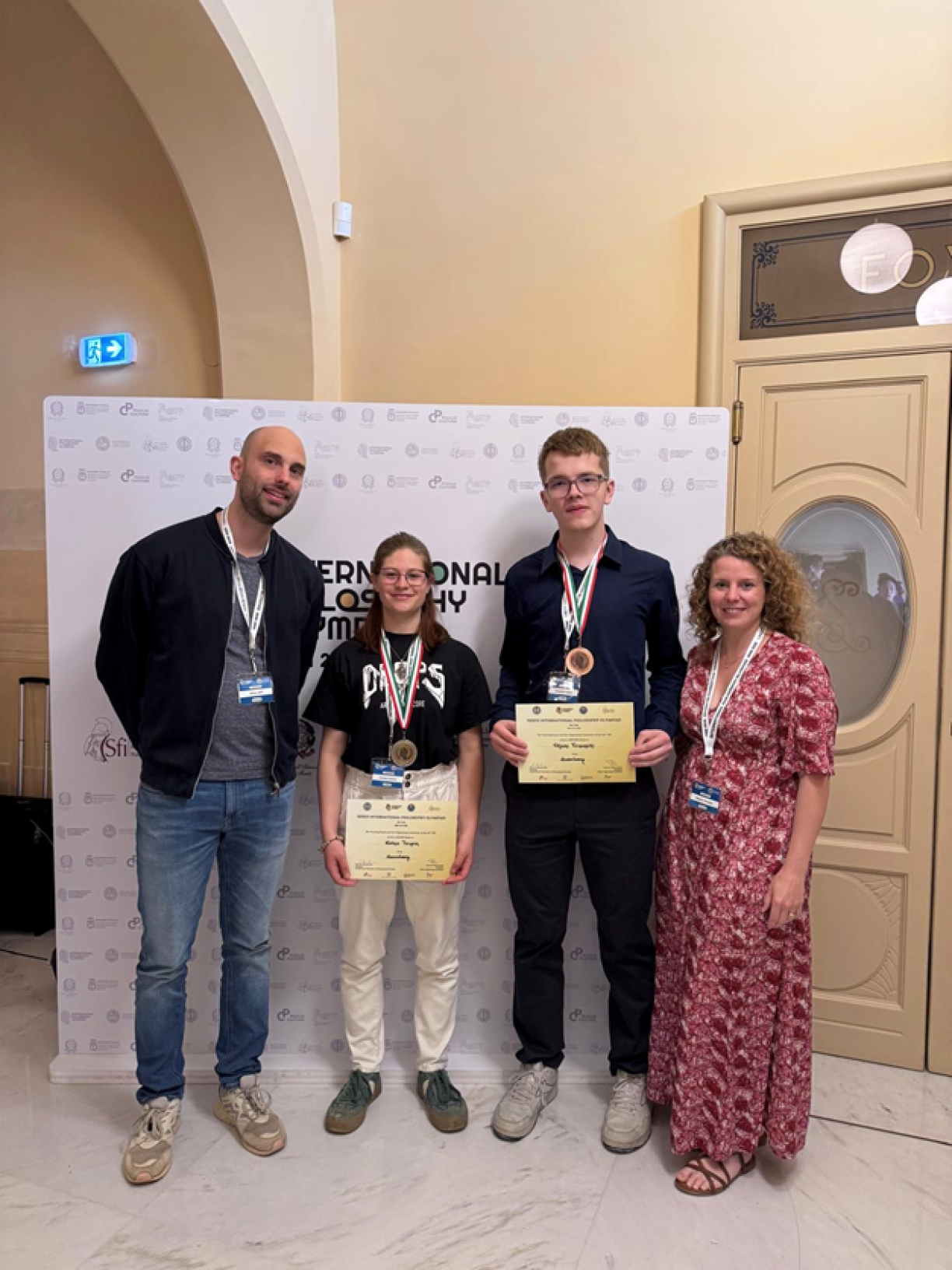 Philosophieprofesser Jeff Simon, Schülerin Noémie Turquin (Sëlwer), Schüler Viljami Viinamäki (Bronze), Philosophieprofesser Nathalie Wegner