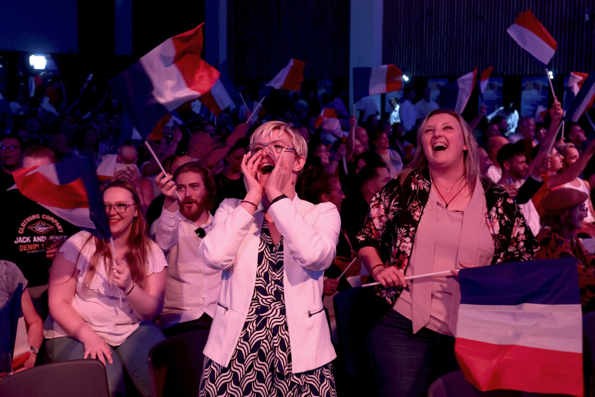 Les partisans du RN brandissent des drapeaux français avant le discours de Marine Le Pen, leader française d'extrême droite et candidate du Rassemblement National.