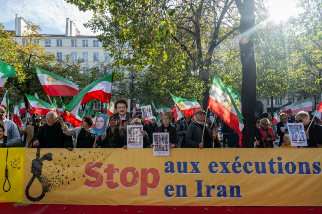 Des drapeaux du Conseil national de la résistance iranienne (CNRI) lors d'une manifestation organisée par des associations franco-iraniennes contre les exécutions en Iran, le 11 octobre 2025 à Paris