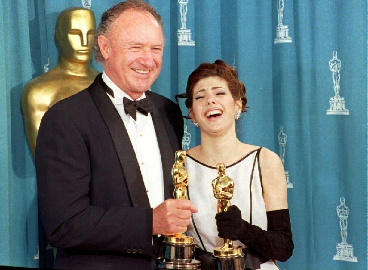 Actor Gene Hackman (L) poses with actress Marisa Tomei at the Oscars in 1993, when he won his second Academy Award, this time for his work in