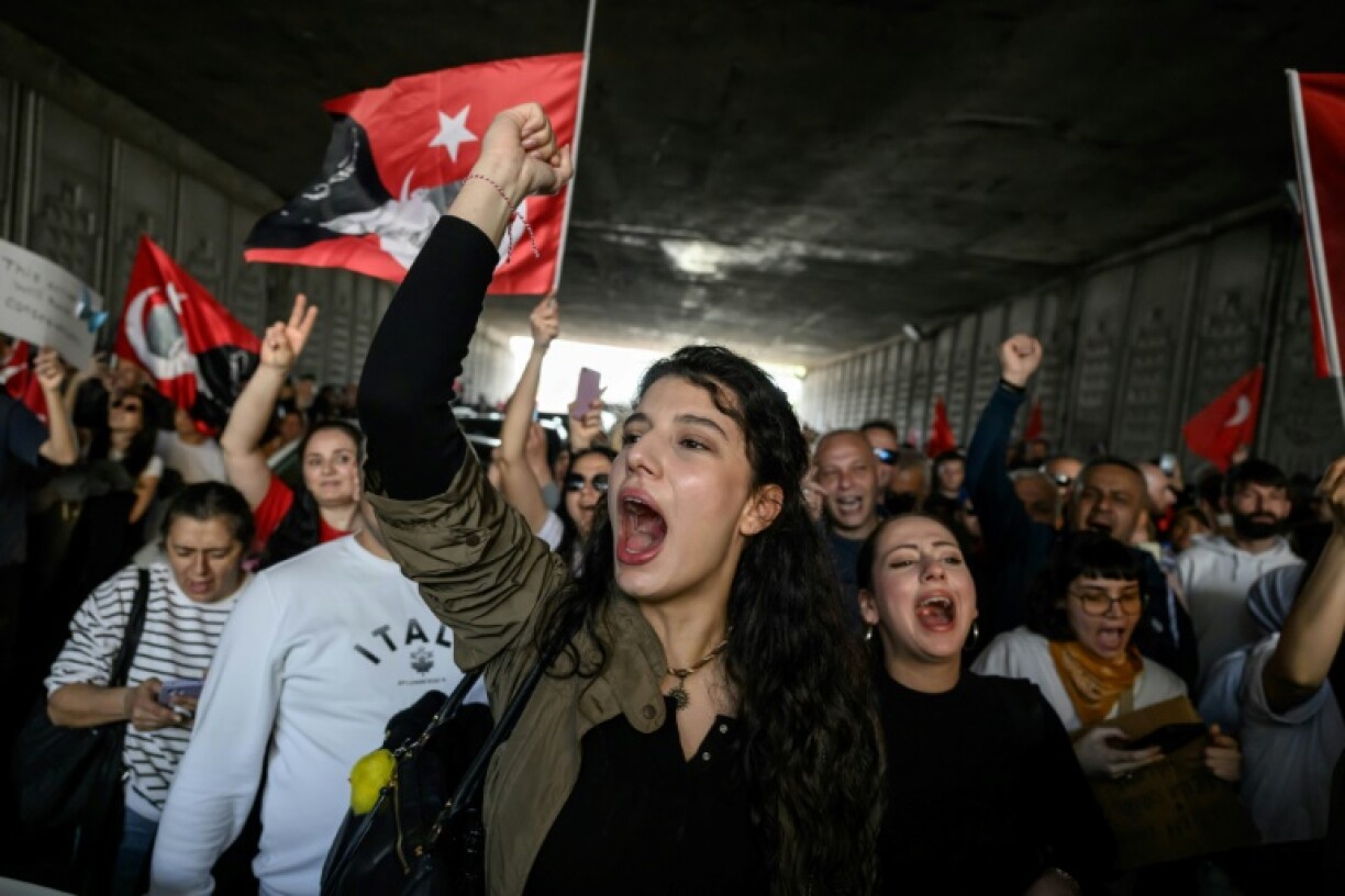 Des manifestants pro-opposition à Istanbul, le 29 mars 2025