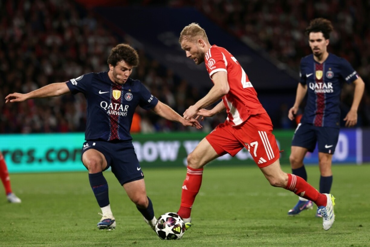 Le Parisien Joao Neves (G) et le joueur du Bayern Munich Konrad Laimer lors de la demi-finale aller de la Ligue des champions remportée par le PSG 5-4, le 28 avril 2026 au Parc des Princes