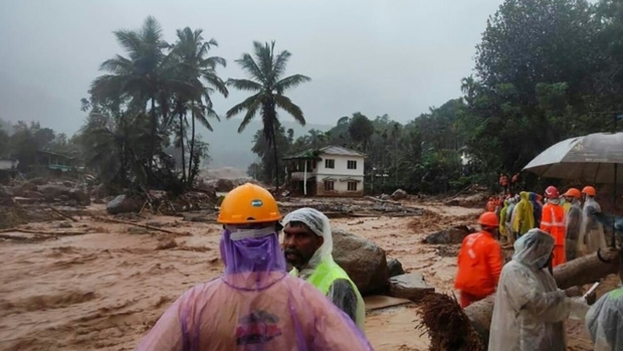 Une photographie publiée par l'agence indienne de gestion des catastrophes, prise le 30 juillet 2024, montrant ses secouristes à la recherche de victimes du glissement de terrain qui a fait au moins 25 morts dans l'Etat du Kerala, dans le sud du pays.