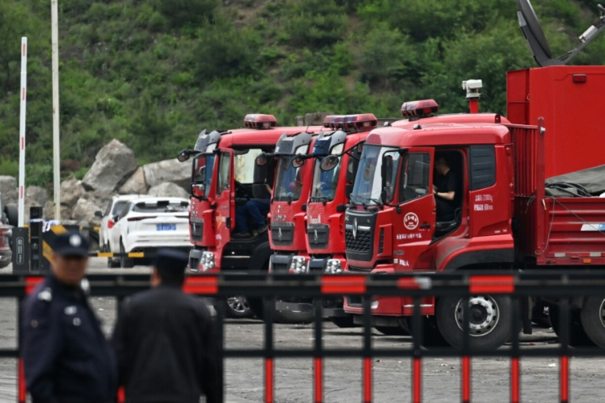 Des chauffeurs attendent dans des véhicules de secours devant la mine de charbon de Liushenyu, où une explosion a tué des dizaines de personnes dans le comté de Qinyuan, dans la province du Shanxi, dans le nord de la Chine, le 24 mai 2026
