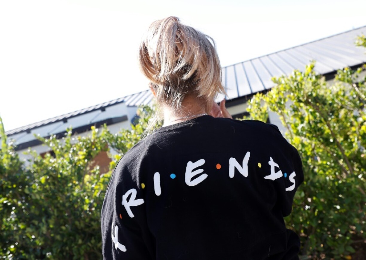 Une fan se recueille devant la maison de l'acteur décédé Matthew Perry à Los Angeles, le 29 octobre 2023