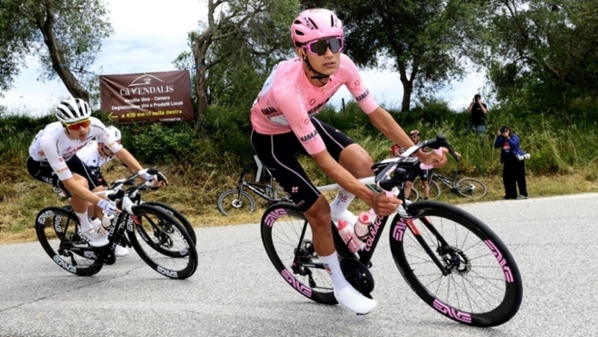 Le Mexicain Isaac Del Toro devant son coéquipier chez UAE, l'Espagnol Juan Ayuso, lors de la 13e étape du Tour d'Italie entre Rovigo et Vicenza le 23 mai 2025 en Italie