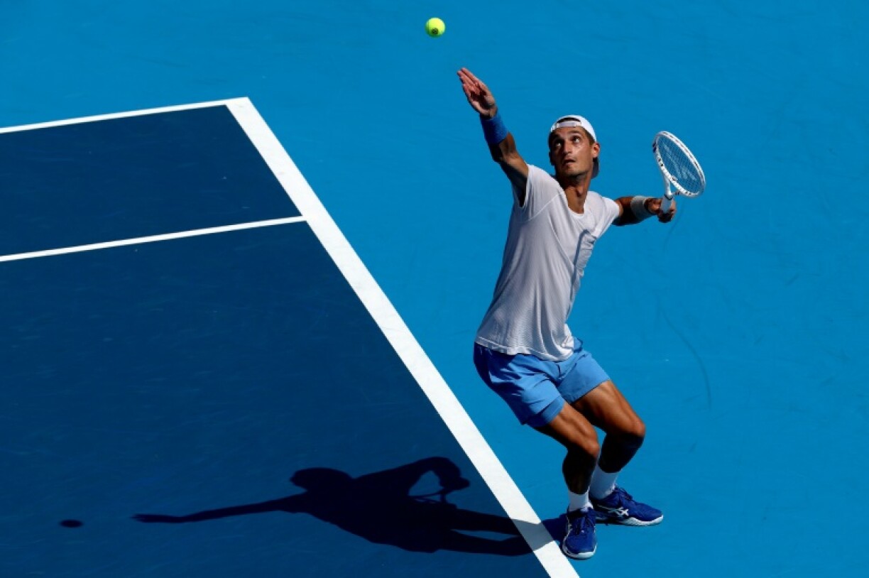 Le Français Térence Atmane au service contre l'Italien Jannik Sinner, le 16 août 2025 en demi-finale du Masters 1000 de Cincinnati