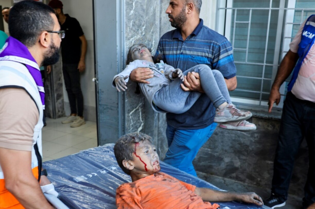 Des secouristes amènent des enfants blessés à l'hôpital al-Chifa à la suite de frappes israéliennes dans la ville de Gaza, le 10 octobre 2023