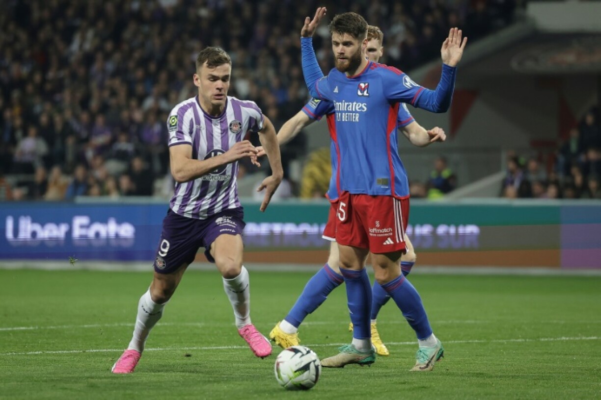 L'attaquant de Toulouse Thijs Dallinga (g) devant le défenseur de Lyon Duje Caleta-Car, le 15 mars 2024 à Toulouse