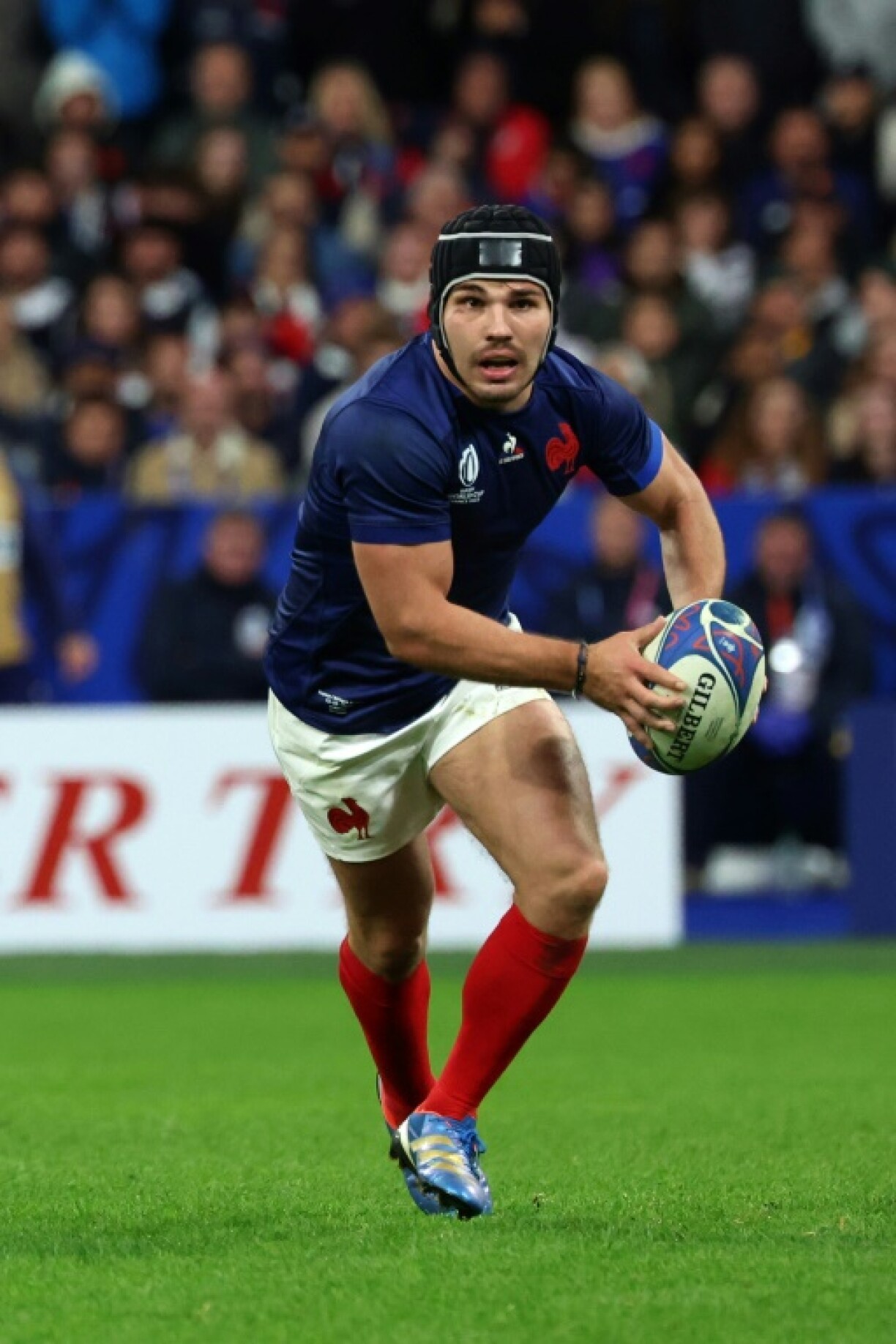 Le demi de mêlée et capitaine français Antoine Dupont cherche à passer le ballon pendant le quart de finale de la Coupe du monde de rugby 2023 face à l'Afrique du Sud, à Saint-Denis, le 15 octobre 2023