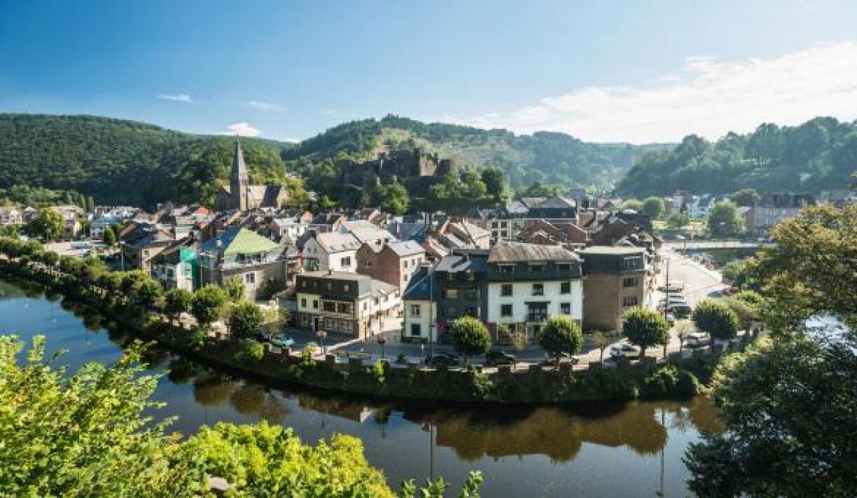 Une photo aérienne de la commune de La Roche-en-Ardenne