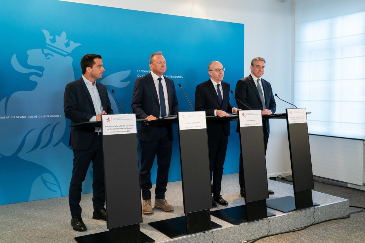 Max Hahn, Gilles Roth, Luc Frieden et Claude Meisch lors de la conférence de presse de présentation du programme d'aides en faveur des familles et des enfants le 6 janvier 2026.