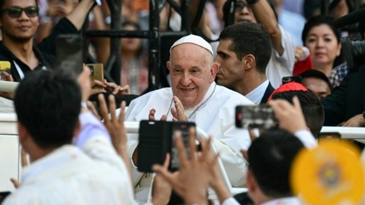 Am Fokus: de Poopst François, hei viru Kuerzem bei senger Arrivée fir eng Mass an der indoneesescher Haaptstad Jakarta.
