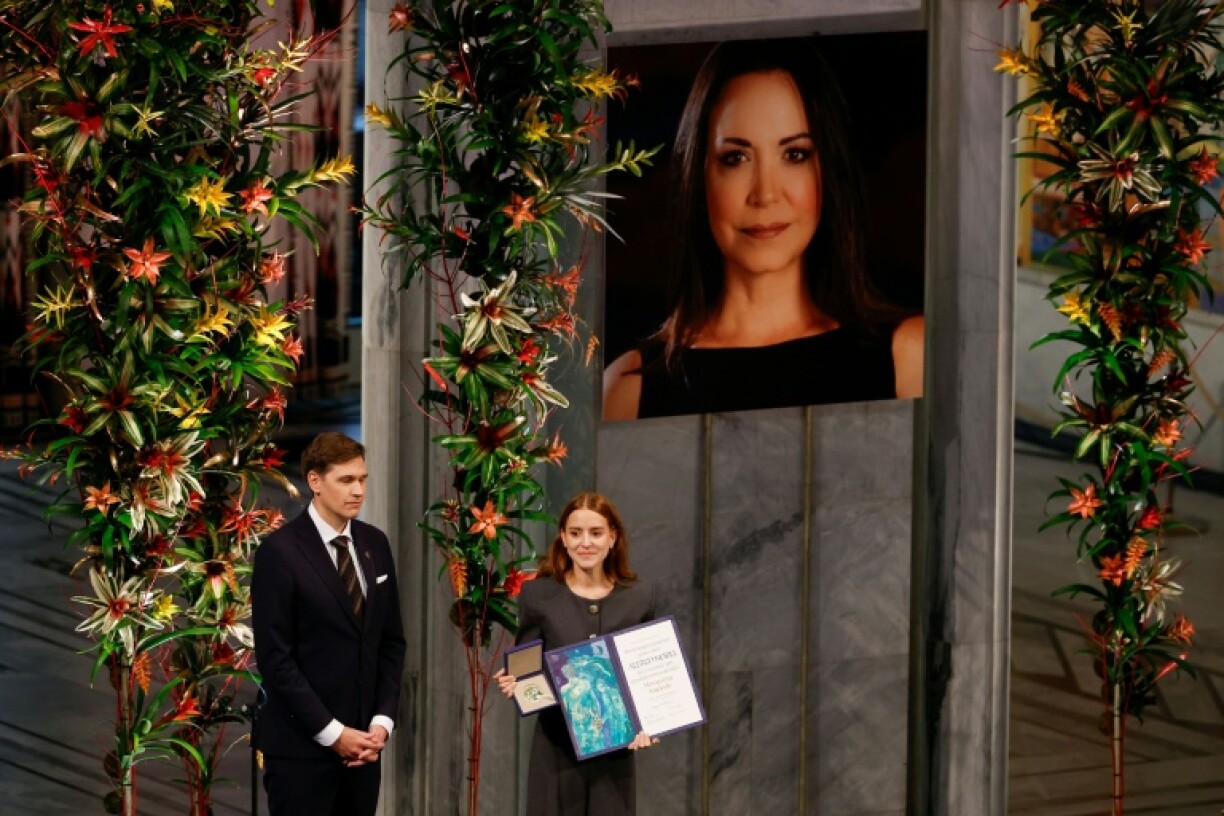 Ana Corina Sosa reçoit le prix Nobel de la paix pour sa mère, l'opposante vénézuélienne Maria Corina Machado, des mains du président du comité Nobel norvégien Jørgen Watne Frydnes, le 10 décembre 2025 à l'Hôtel de Ville d'Oslo