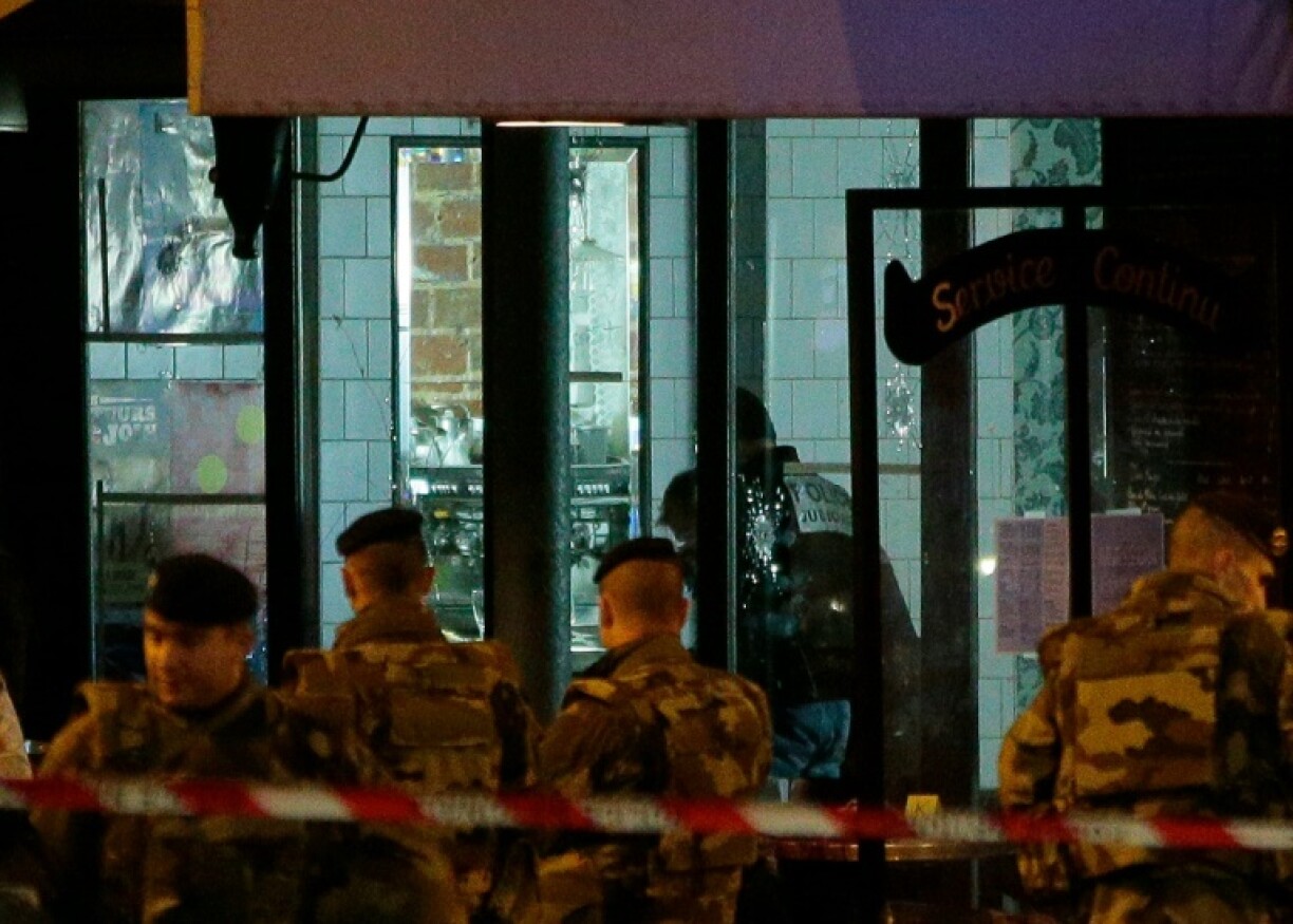 La police scientifique au Belle Equipe cafe, rue de Charonne, où a eu lieu un des attentats le 14 novembre 2015