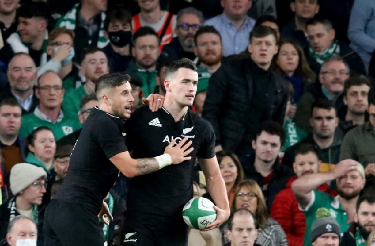 L'ailier néo-zélandais Will Jordan, félicité après avoir marqué le 2e essai des All Blacks face à l'Irlande, lors de leur test-match de la tournée d'automne, le 13 novembre 2021 à l'Aviva Stadium à Dublin