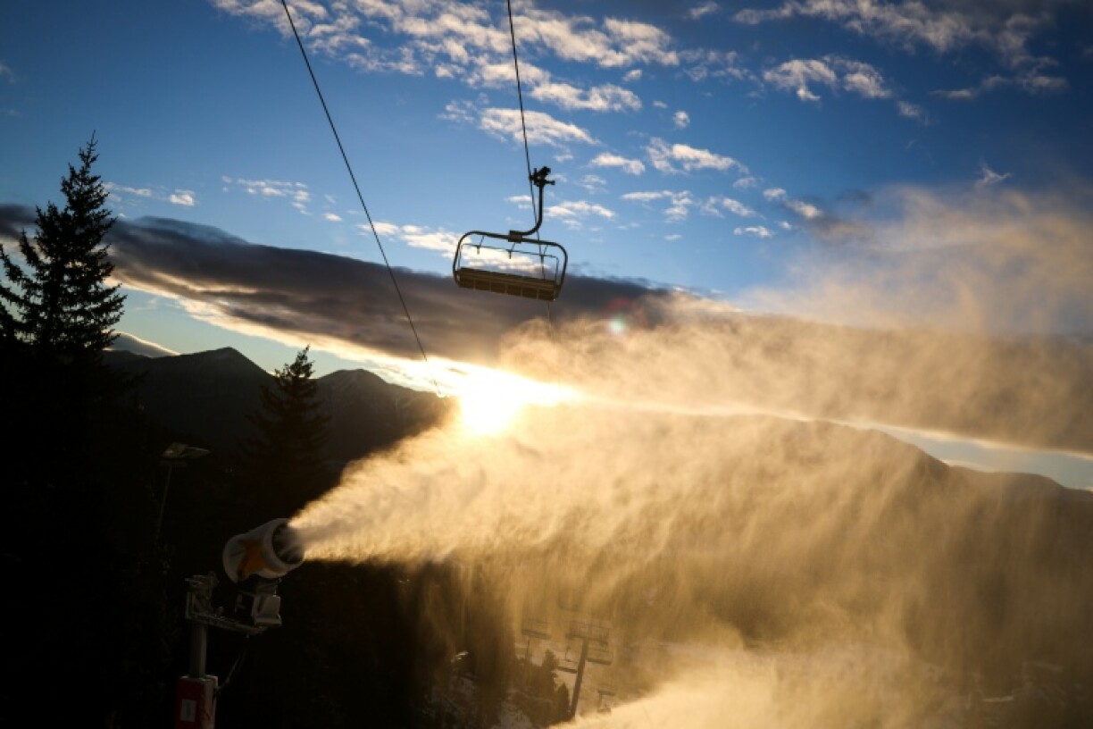 Des canons à neige sur une piste de la station de Font-Romeu/Bolquère Pyrénées-2000, le 10 janvier 2023