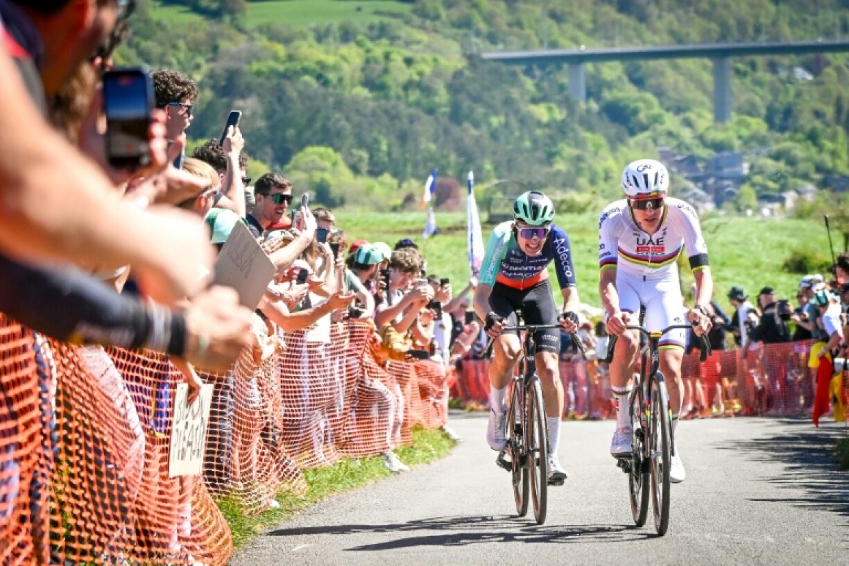 Sur Liège-Bastogne-Liège, Paul Seixas (au deuxième plan) a été le dernier à pouvoir suivre Tadej Pogacar dans le final.