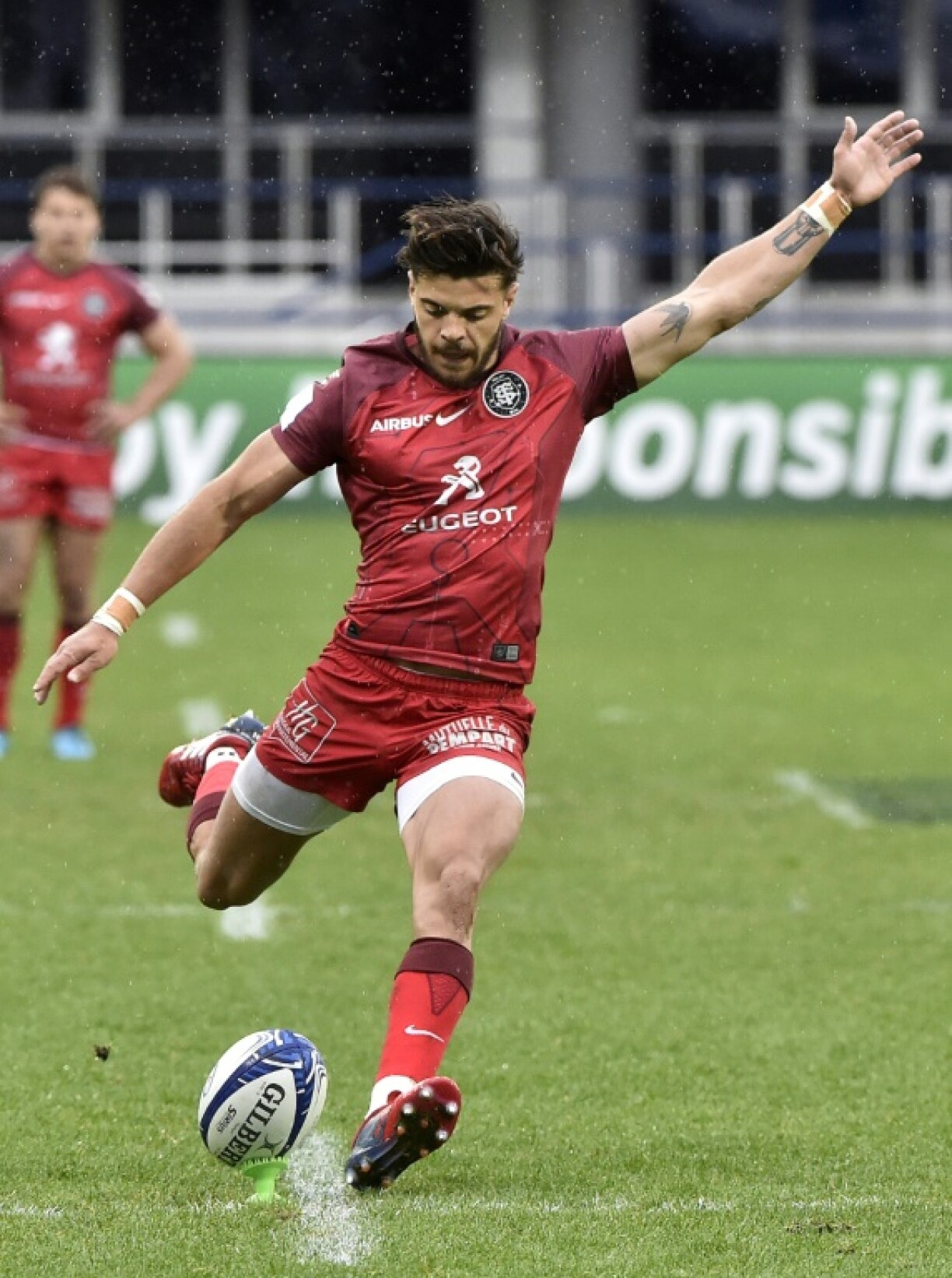 Le demi d'ouverture du Stade Toulousain, Romain Ntamack transforme une pénalité face à Clermont, lors du quart de finale de la Coupe d'Europe, le 11 avril 2021 au stade Marcel-Michelin à Clermont-Ferrand
