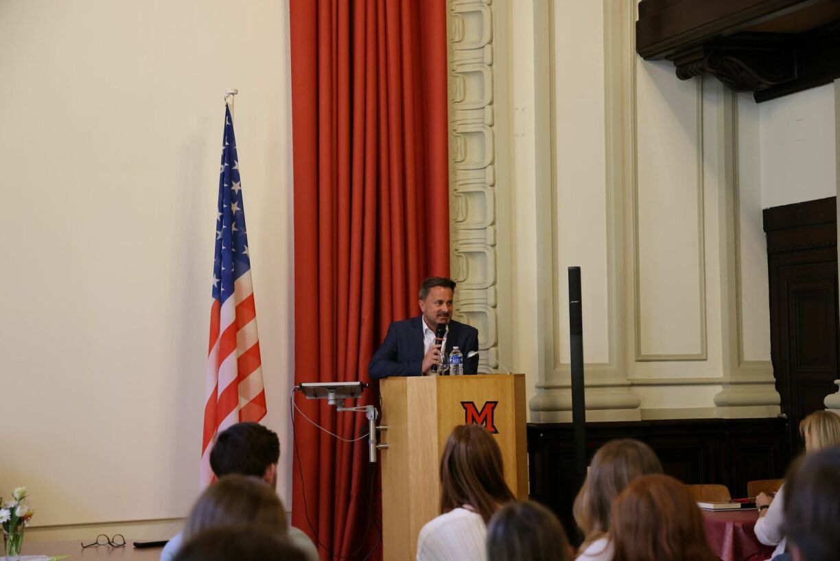 Prime Minister Xavier Bettel speaks to a group of American exchange students at the Miami University's European Center in Differdange.
