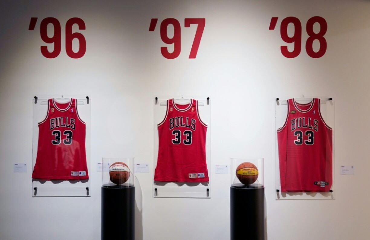 Des pièces de la collection de l'ancien basketteur américain Scottie Pippen exposées chez Sotheby's, à New York, le 2 mars 2026