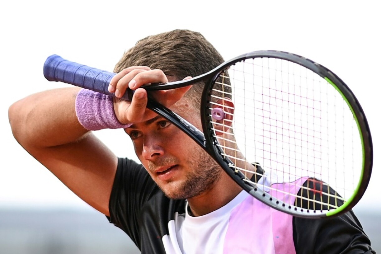 Le Français Enzo Couacaud face à l'Espagnol Pablo Carreno Busta au 2e tour du tournoi de Roland-Garros, le 2 juin 2021