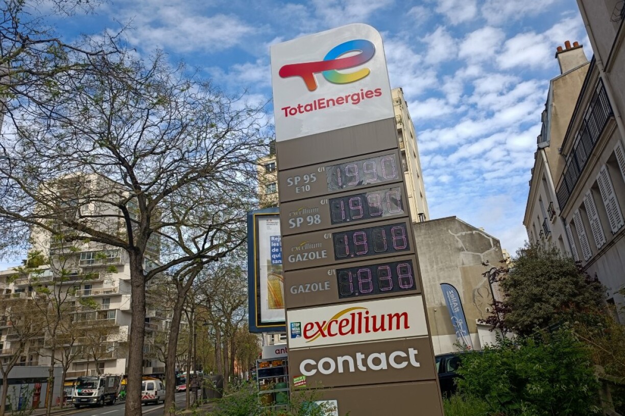 Les tarifs observés dans une station Total le 5 mai dernier à Paris. Total est pointé du doigt en raison de ses superprofits engrangés depuis la crise.