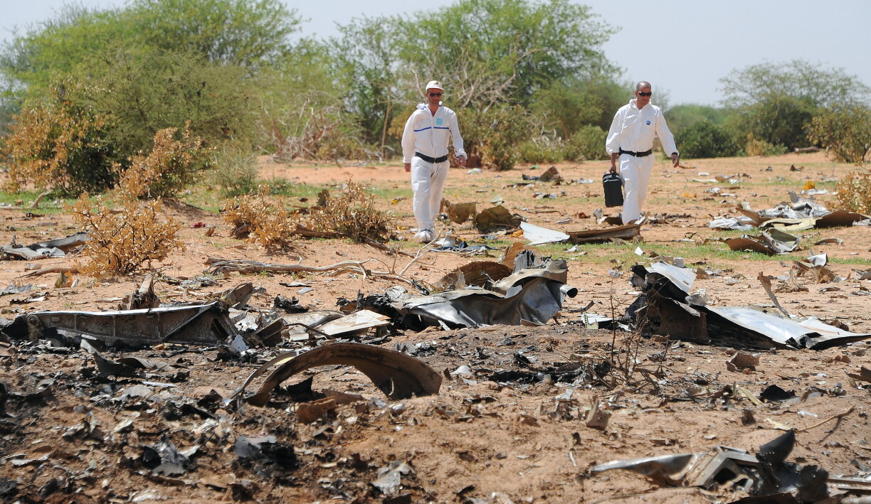 Forensics gather evidence at the crash site of the Air Algerie AH5017 in Mali's Gossi region, on July 29, 2014.
