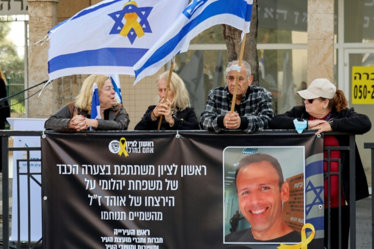 Des Israéliens attendent le passage du convoi funéraire de l'ex-otage franco-israélien Ohad Yahalomi, à Rishon Letzion, dans le centre d'Israël, le 5 mars 2025