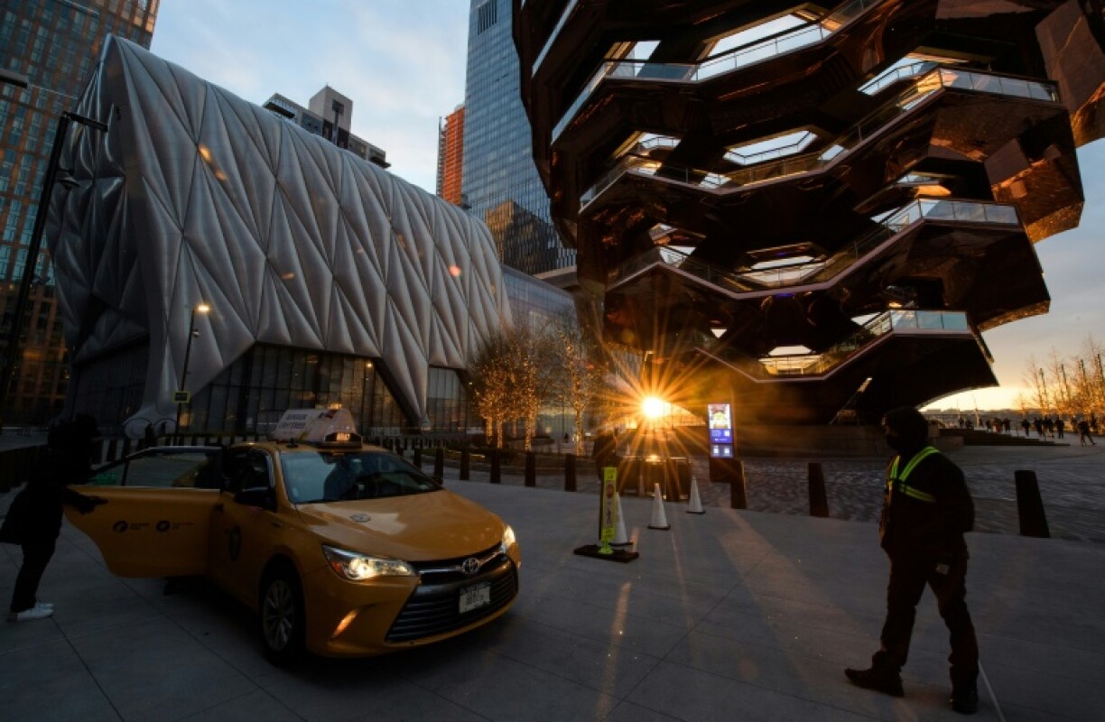 Des spectateurs arrivent le 2 avril 2021 devant le