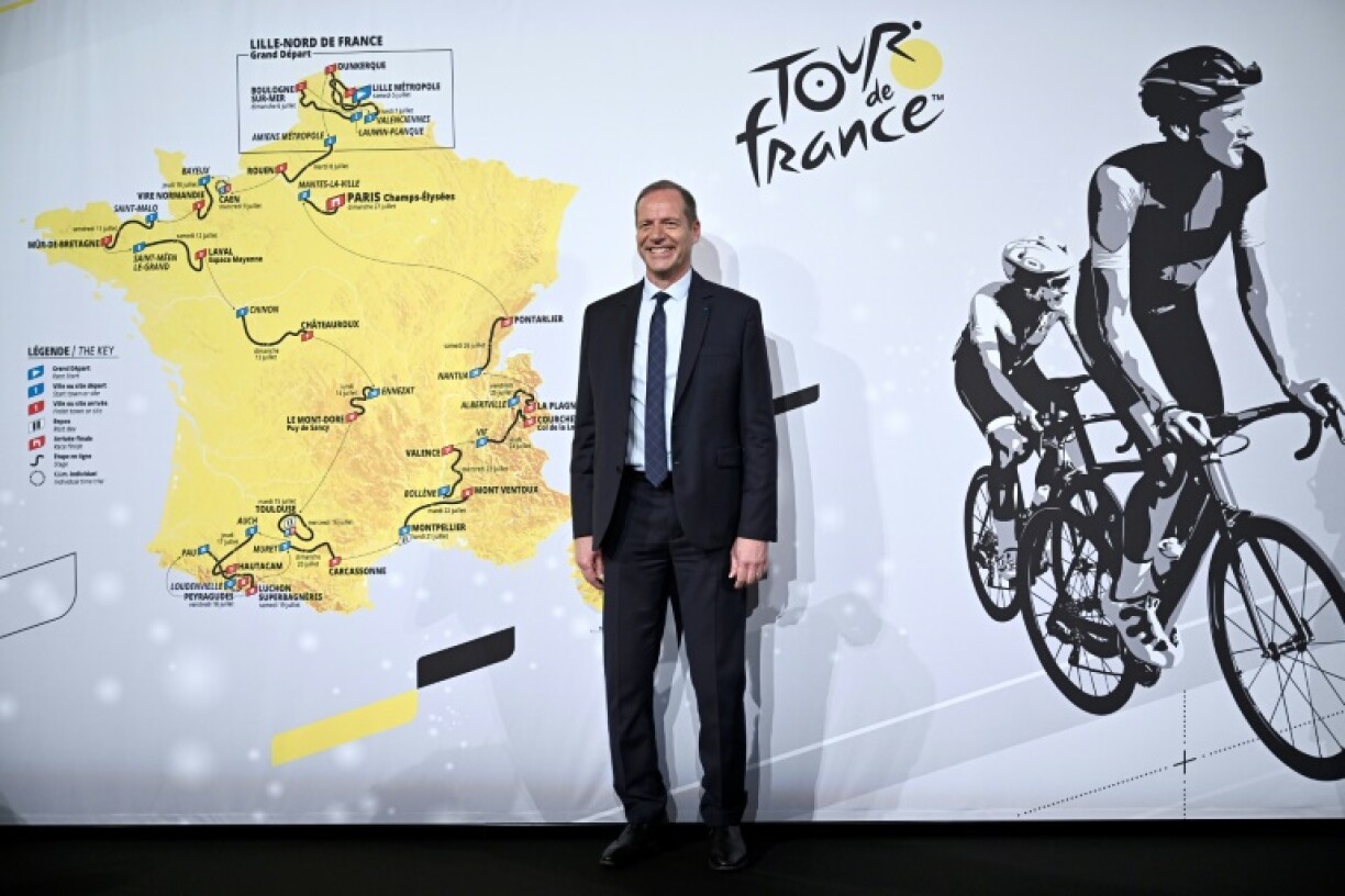 Le directeur du Tour de France pose devant le parcours de la 112e édition lors de la présentation le 29 octobre 2024 à Paris