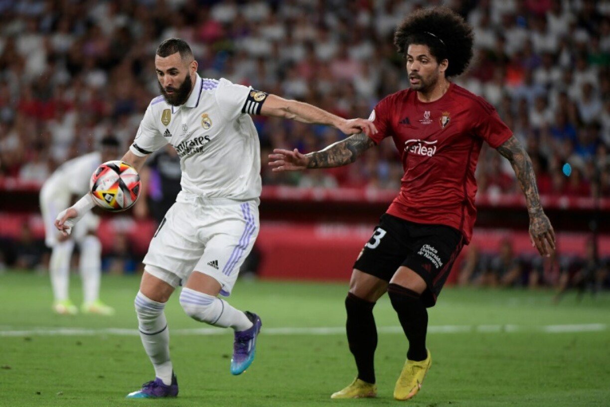 Le capitaine du Real Karim Benzema (g) devant le défenseur d'Osasuna Aridane, le 6 mai 2023 à Séville