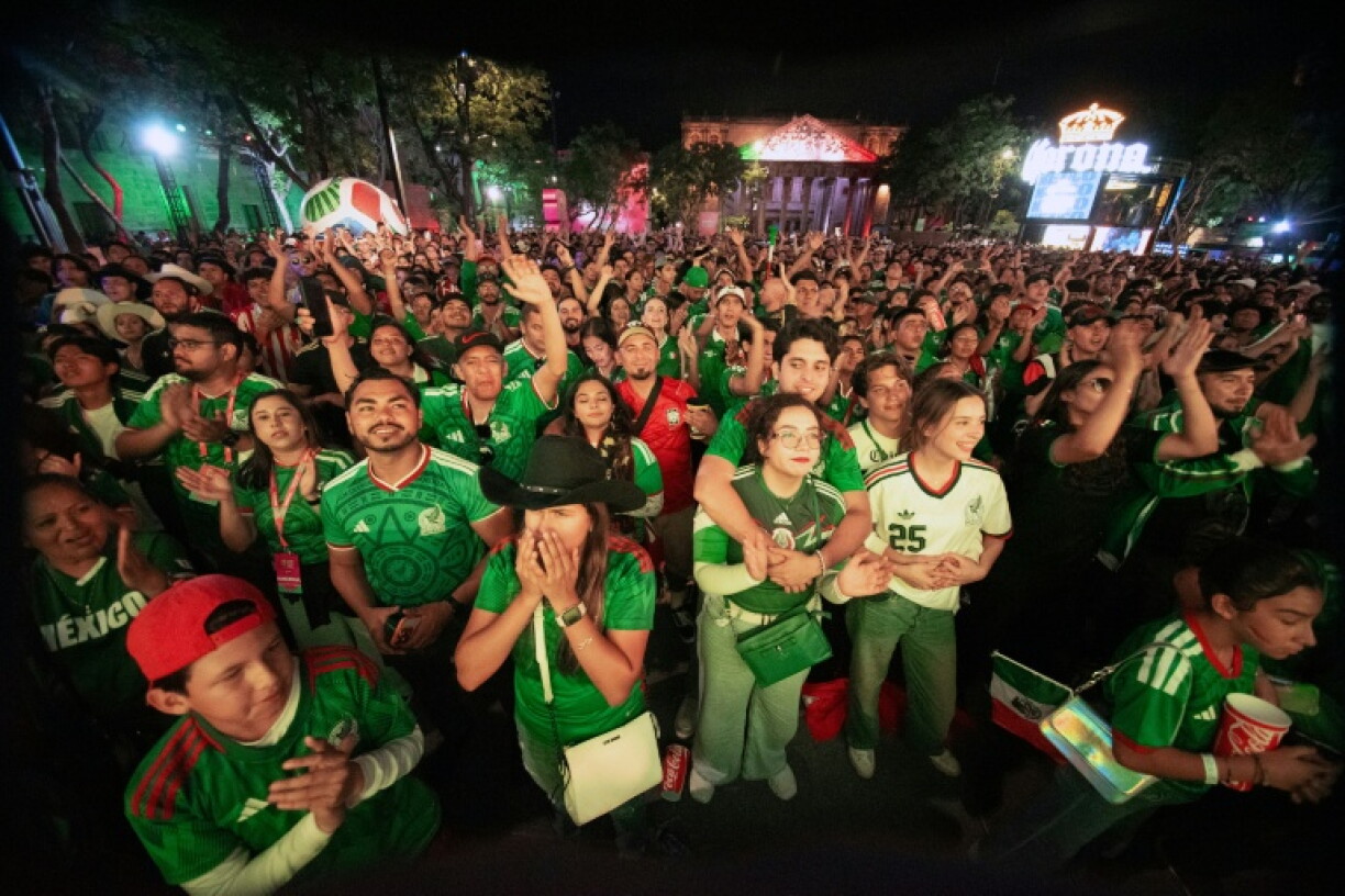 Des supporters mexicains massés dans une fan zone à Guadalajara pour assister au deuxième match du Mexique au Mondial face à la Corée du Sud, le 18 juin 2026
