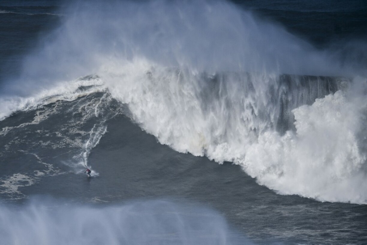 Un surfeur sur le spot de Praia do Norte à Nazare, au Portugal, le 25 février 2022