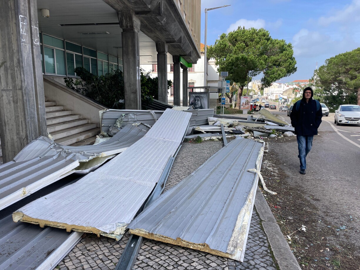 Les ravages de la tempête Kristin dans les rues de Leiria dans le centre du Portugal.